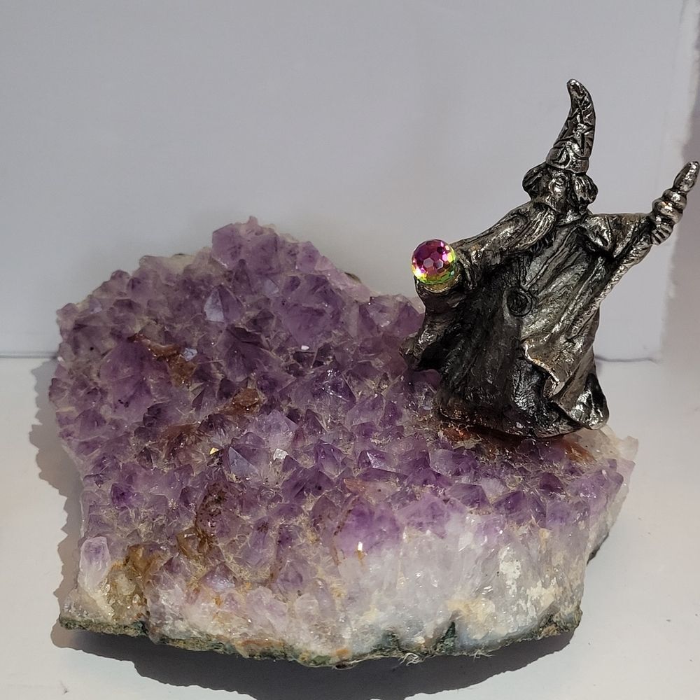 6 Metal Fantasy Figures On amethyst crystals And agate geode - Picture 2 of 9